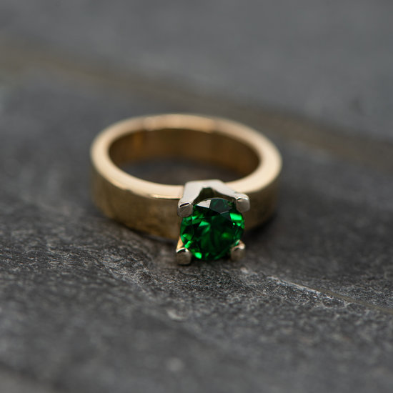 14 karaats geelgouden solitaire ring met groene steen | Juwelier de