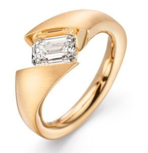Design ring Calla met één smaragd geslepen diamant