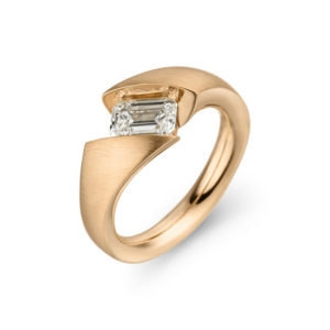 Design ring Calla met één emeraude geslepen diamant