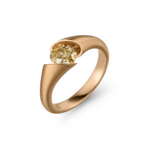 Desing ring Calla met één ovaal geslepen diamant