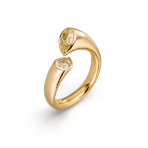 Design ring Calla met twee pendeloque geslepen diamanten