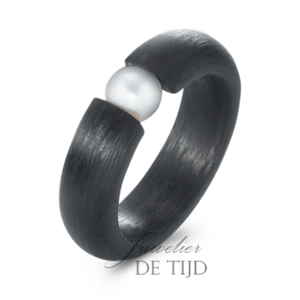 Carbon ring 6mm breed met zoetwater parel