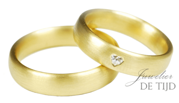 Fairtrade geel gouden Trouwringen met hartvorm geslepen diamant