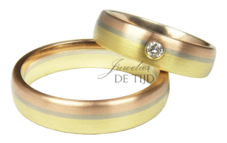 Tri-color geel, wit en rosé gouden trouwringen met één briljant geslepen diamant