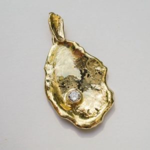 Familie oud goud omgesmolten tot unieke hanger met diamant