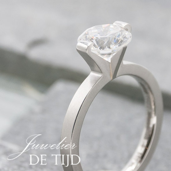 Princess platina solitaire ring met 1,80ct briljant geslepen diamant