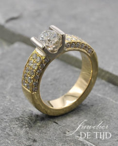 Geel gouden solitaire ring met briljant geslepen diamant