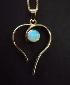 Geelgouden hanger met opaal
