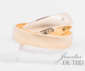Abrikoos gouden trouwringen 5mm breed met 1 briljant geslepen diamant