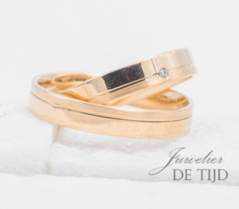 Abrikoos gouden trouwringen 4mm breed met 1 briljant geslepen diamant