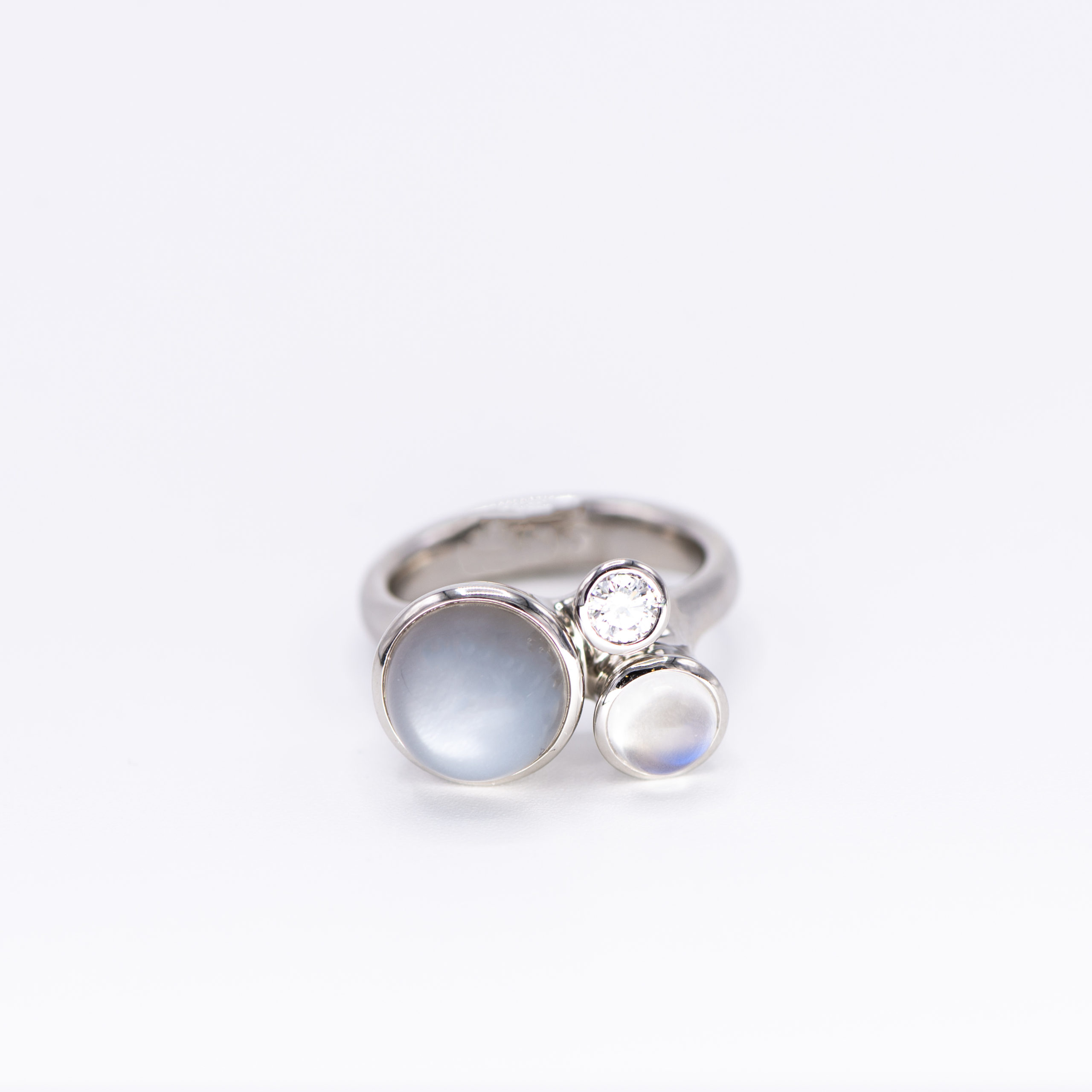 Platina ring Tremolo met maansteen en diamant