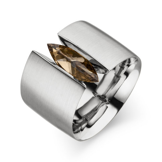 Design ring Calla met één navette geslepen diamant
