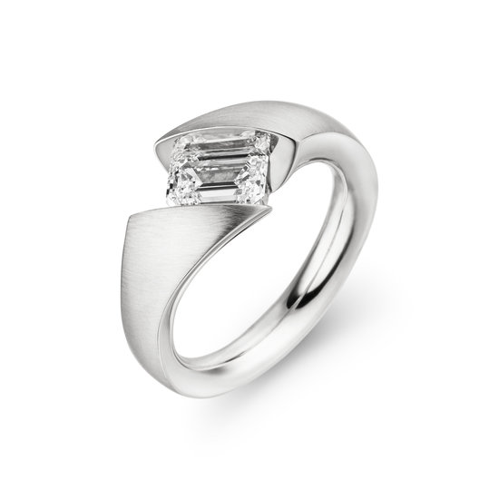 Design ring Calla met één emeraude geslepen diamant