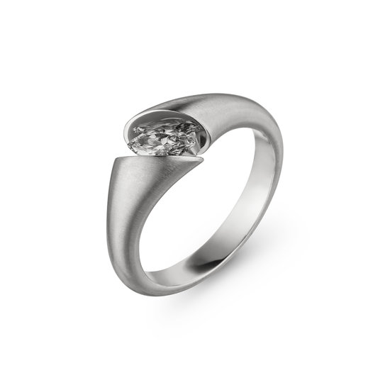 Desing ring Calla met één Navette geslepen diamant