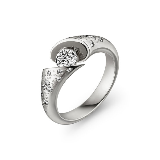 Desing ring Calla met in het midden één briljant geslepen diamant