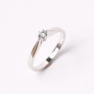 Witgouden ring met lichtblauwe diamant