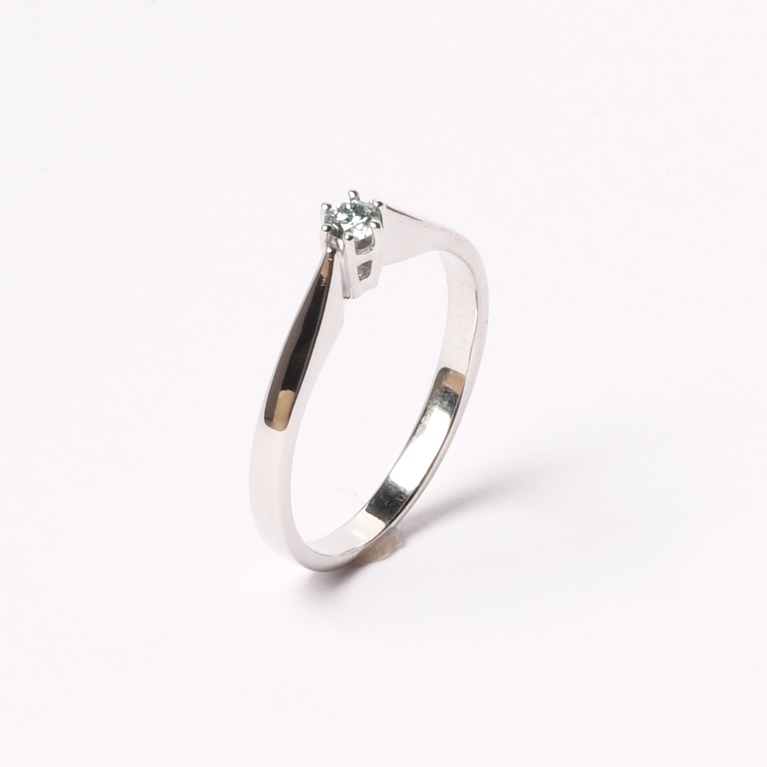 Witgouden ring met lichtblauwe diamant