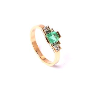 Geelgouden ring met baguette smaragd en diamanten