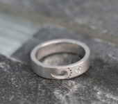 Wit gouden ring verloren baby of kind met as verwerkt