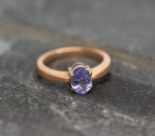 14 karaats geel gouden solitaire ring met tanzaniet