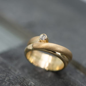 Geelgouden ring De Omarming