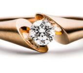 Design solitairering met één briljant geslepen diamant