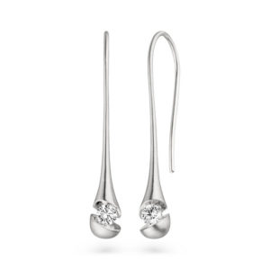 Design oorhangers Calla met één briljant geslepen diamant