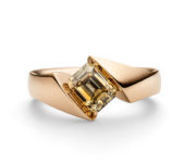 Design ring Calla met één champagne gekleurde smaragd geslepen diamant