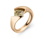 Design ring Calla met één champagne gekleurde smaragd geslepen diamant