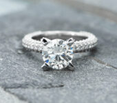 Solitaire ring met één briljant geslepen diamant
