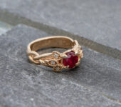 Verlovingsring met één robijn en zes briljant geslepen diamanten