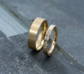 Niessing rosegouden Trouwringen met in de dames ring zes briljant geslepen diamanten.