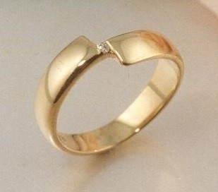 Geelgouden ring met briljant 0,02ct getransformeerd van trouwring