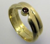 Trouwringen getransformeerd tot één ring met granaat