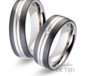 TitaniumTrouwringen met carbon 7mm breed