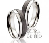 TitaniumTrouwringen met carbon 7mm breed