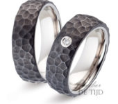 TitaniumTrouwringen met carbon 7mm breed