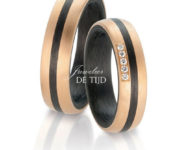 Abricot gouden Trouwringen met carbon 5,5mm breed