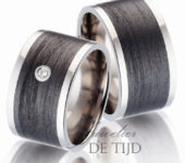 Titanium met carbon Trouwringen 12mm breed