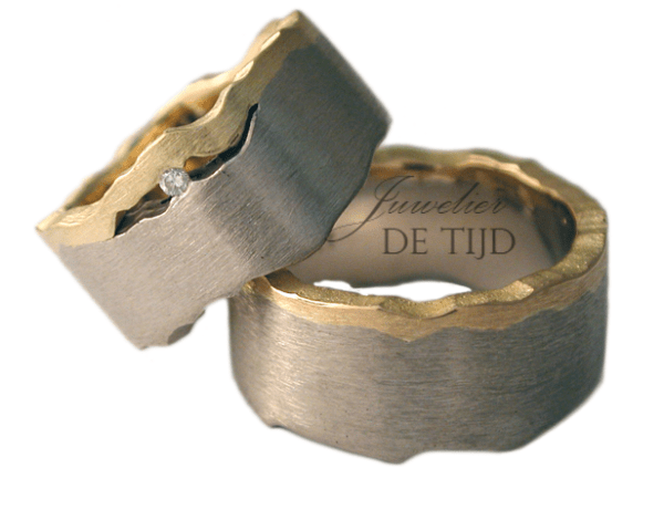 TrouwringenBi-color geel/wit goud met briljant geslepen diamant