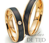 Abrikoos gouden met carbon Trouwringen en 1 briljant geslepen diamant 5mm breed