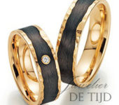 Abrikoos gouden met carbon Trouwringen en 1 briljant geslepen diamant 6mm breed