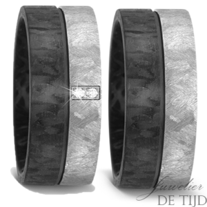 Titanium met carbon Trouwringen 8mm breed met 2 briljant geslepen diamanten