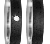 Carbon met titaniumTrouwringen 4mm breed met 1 briljant geslepen diamant