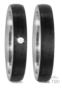 Carbon met titaniumTrouwringen 4mm breed met 1 briljant geslepen diamant