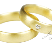 Fairtrade geel gouden Trouwringen met hartvorm geslepen diamant