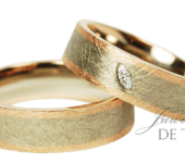 Bi-color rosé/wit gouden Trouwringen met marquise geslepen diamant