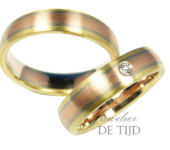 Tri-color geel, wit en rosé gouden Trouwringen met één briljant geslepen diamant