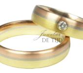 Tri-color geel, wit en rosé gouden Trouwringen met één briljant geslepen diamant