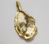 Familie oud goud omgesmolten tot unieke hanger met diamant